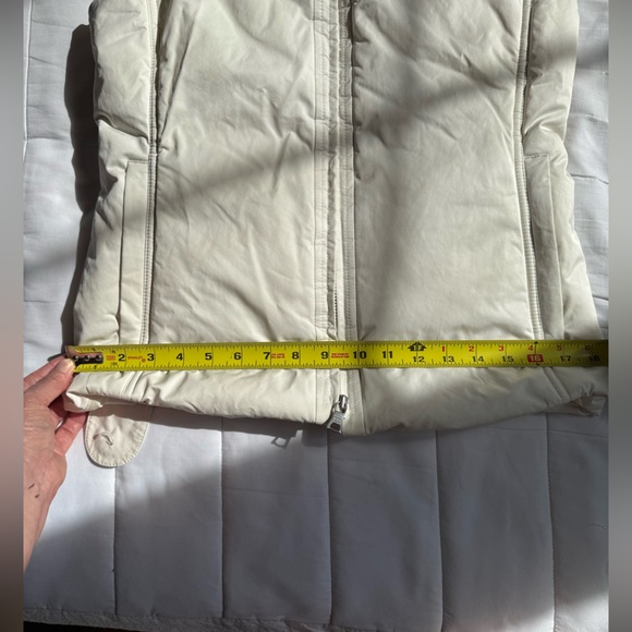 Banana Republic Women's Ivory Puffer Vest - Picture 7 of 7